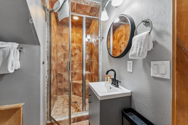 Na fotografii je vidět objekt Breckenridge Escape with Private Hot Tub & Deck nacházející se ve městě Blue River.