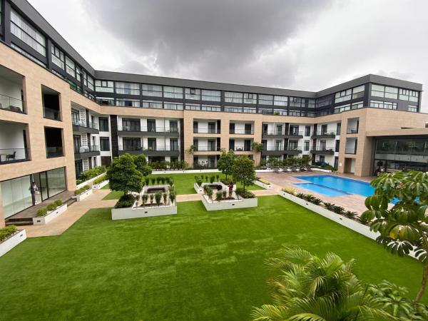A la foto es mostra l'objecte Happy Homes at Embassy Gardens situat a la ciutat de Accra.