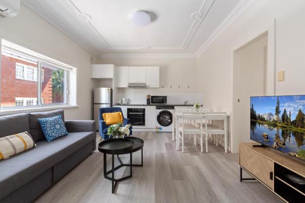 På billedet ses objektet Chic 1-Bed Retreat Near Shops & Beach beliggende i byen Manly .