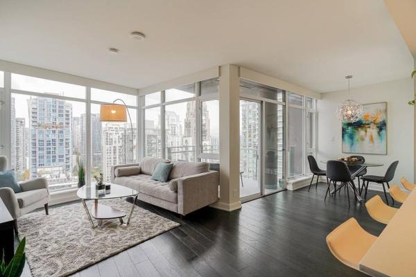 A la foto es mostra l'objecte Modern Downtown Apartment with Water Views situat a la ciutat de Vancouver.