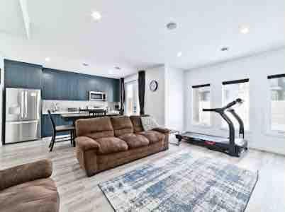 Na zdjęciu widoczny jest obiekt Cozy two bed apartment położony w mieście Calgary.