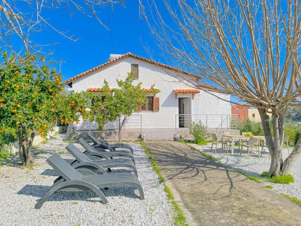 Na foto é possível ver o objeto Charming house 8 minutes walk from Almyrida beach localizado na cidade de Almirida.