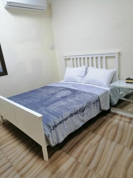 写真にはAl Mu‘taraḑ市にあるEntire roomが写っています。