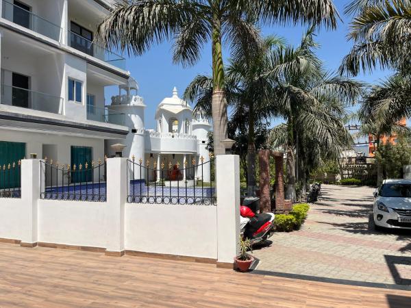 写真にはPipra Dewās市にあるAshoka Hotelが写っています。