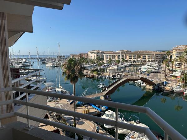 A la foto es mostra l'objecte Oreeduloup - Calypso T3 vue mer situat a la ciutat de Fréjus.