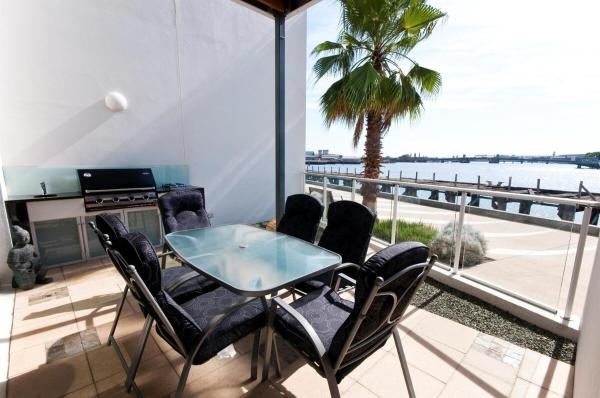 På billedet ses objektet Dolphin Cove - Waterfront, Pool, Gym, Free Parking beliggende i byen Birkenhead.