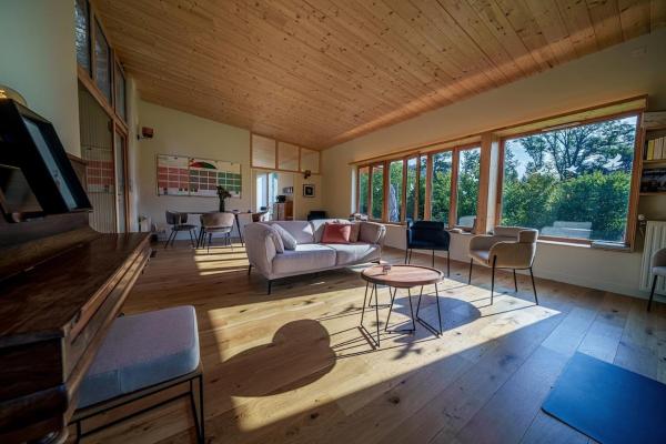 På bildet vises objektet Elégante maison 225 m2, au Vert, 10 personnes, 5 chambres, 5 salles de bain som ligger i byen Doranges.