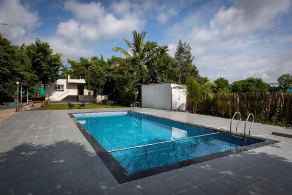Nella foto è visibile l'oggetto CosmicStays Casa Ivory Private Pool Villa near Mulshi situato nella città di Paud.