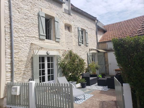 La photo montre l'objet Maison de charme avec terrasse situé dans la ville de Ver-sur-Mer.