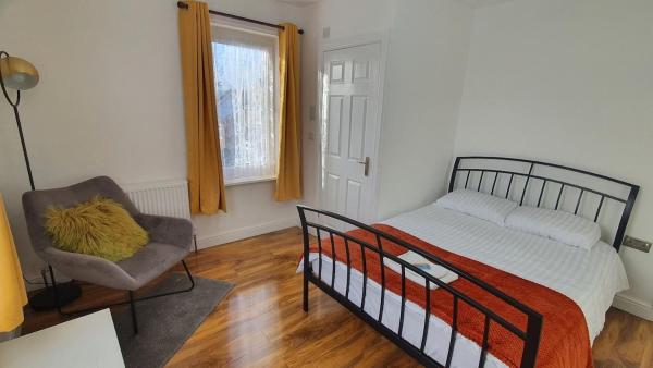 Harbour House - Entire Detached 4-bdr & 4-beds Home, Ensuite And Bath - Serving Contractors, Tourists, Santa Pod, And Silverstone - Sleep 7 - Smart Tv - Self Catering - Hi-speed Wifi - Ample Free On-street Parking - Wellingborough