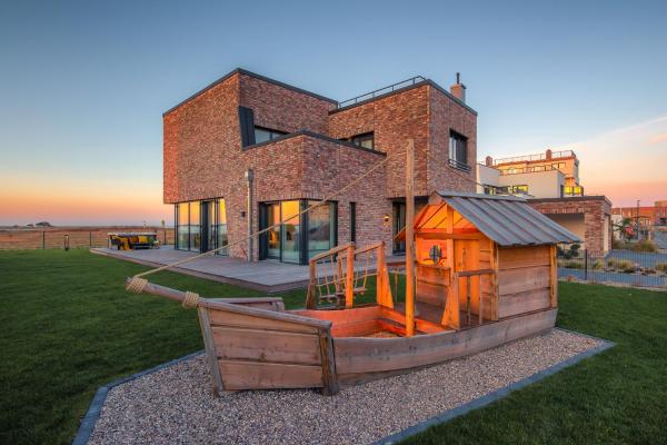 A la foto es mostra l'objecte Villa King Erste Lage, Dachterrasse, Meerblick, Carport, Kamin, Sauna, Terrasse, Aussenrolllaeden situat a la ciutat de Olpenitz.