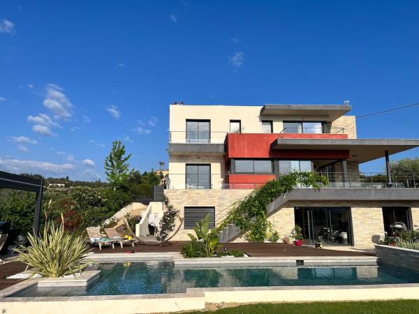 The photo shows the Luxury villa piscine chauffée confort exceptionnel located in the city of Nice.