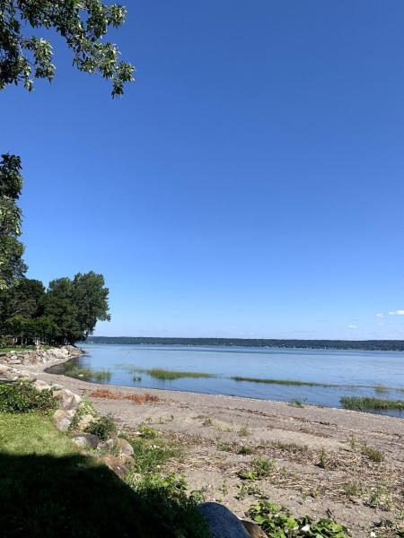 På billedet ses objektet Mini-maison sur le bord du fleuve beliggende i byen Lyster.