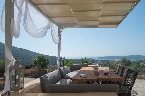 The photo shows the PyleanBlue villas located in the city of Pylos.