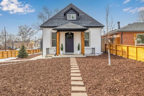På billedet ses objektet Great Remodeled Denver Bungalow beliggende i byen Denver.