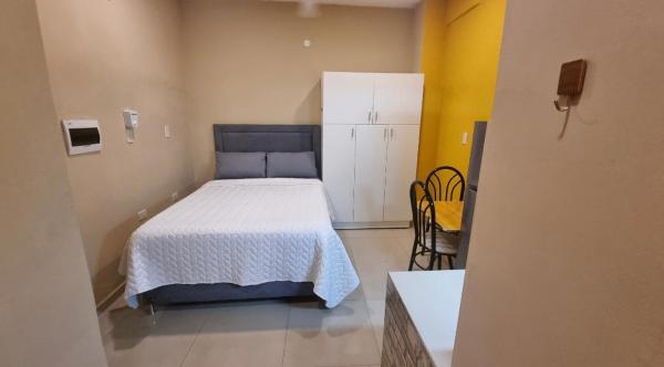 The photo shows the Habitación con baño privado solo efectivo guaranies zona hospital militar located in the city of Asuncion.