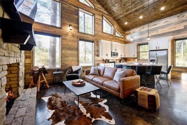 Στη φωτογραφία φαίνεται το αντικείμενο Cab'n America - Fire Pit Hot Tub Nice Grounds που βρίσκεται στην πόλη Stephens Gap.