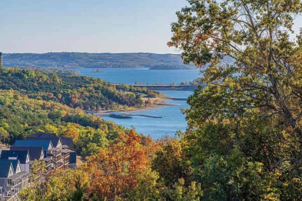 A la foto es mostra l'objecte Cozy Table Rock Lake Home w Hot Tub & Game Room situat a la ciutat de Branson.