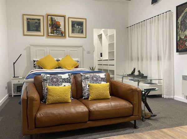 Na zdjęciu widoczny jest obiekt Cordwainer Eco Studio położony w mieście Westbury.