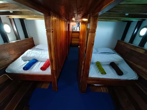 A la foto es mostra l'objecte 2 days 1 night sharing trip komodo situat a la ciutat de Nggorang.