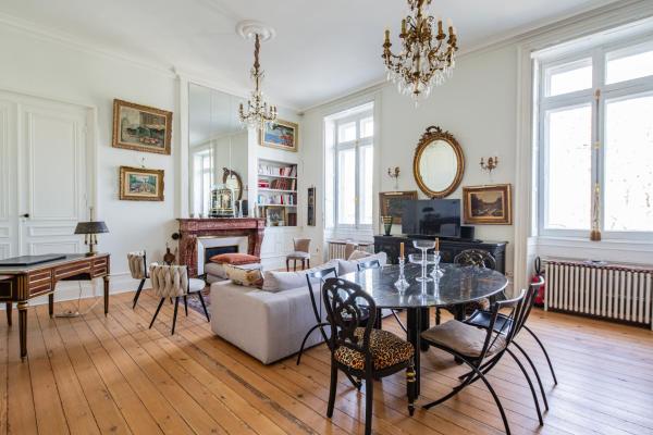 A la foto es mostra l'objecte Élégance et Luxe au Cœur de Bordeaux-Quinconces situat a la ciutat de Bordeus.