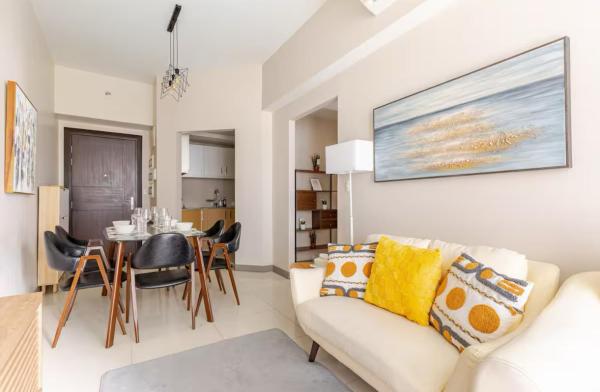 BGC Taguig Uptown 3BR corner unit with pool view, bath tub, wifi, parking, beside Landers BGC, Manille