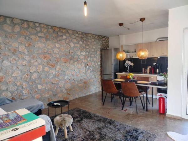 På billedet ses objektet Emily's luxury apartment beliggende i byen Vári.