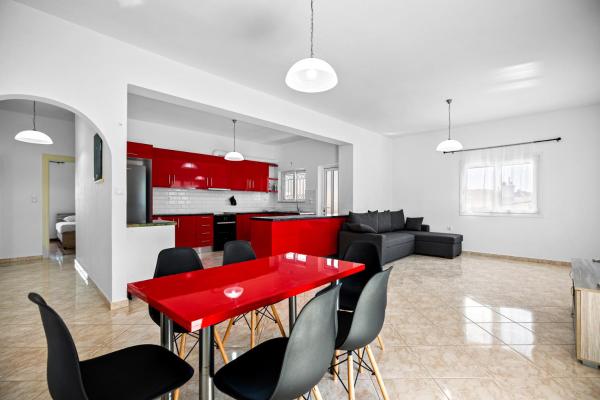 På billedet ses objektet Chrysi - Three Bedroom Deluxe Suite beliggende i byen Varípetron.