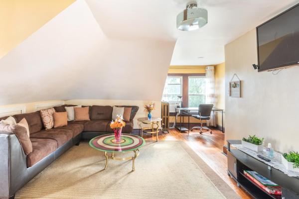 照片显示了位于Highland Park市的Quaint 3rd Floor Loft物件。