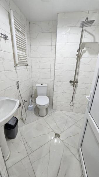 Na zdjęciu widoczny jest obiekt batumi położony w mieście Chʼikha.