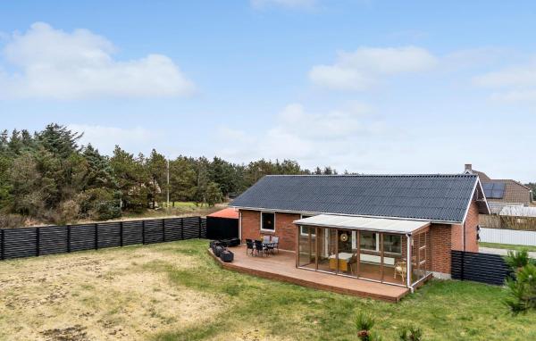 Op de foto is het object Amazing Home In Vestervig With Wifi te zien, gelegen in de stad Agger.