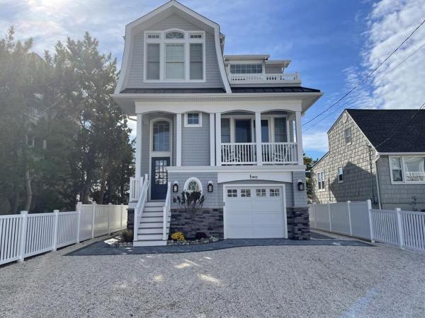 A la foto es mostra l'objecte New Construction Bay Side 4 Bedroom situat a la ciutat de Brant Beach.