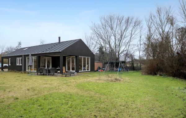 写真にはRis市にあるBeautiful Home In Fårevejle With Wifiが写っています。