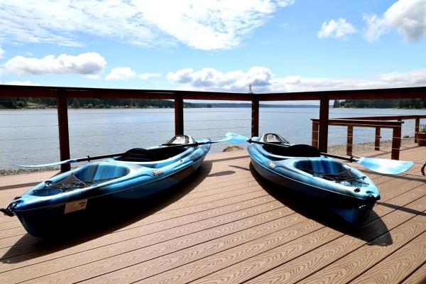 A la foto es mostra l'objecte Modern Beachfront Cabin with Hot Tub and Spectacular Views situat a la ciutat de Allyn.