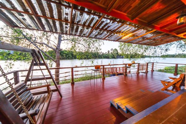 A la foto es mostra l'objecte Chuenwaree Riverside Stay situat a la ciutat de Phun Phin.