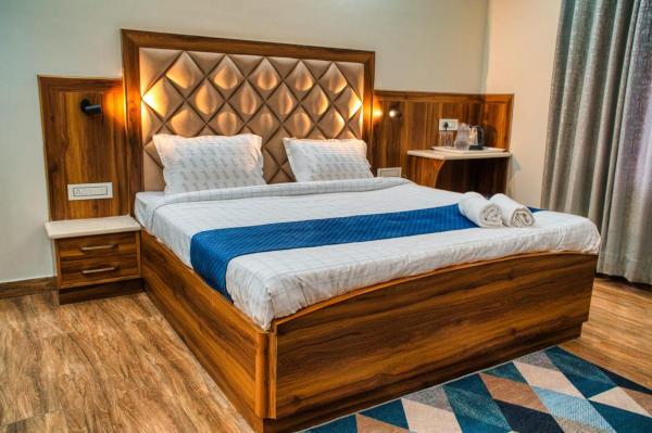 Na fotografii je vidět objekt Hill Hideout Rooms & Suites nacházející se ve městě Šimla.