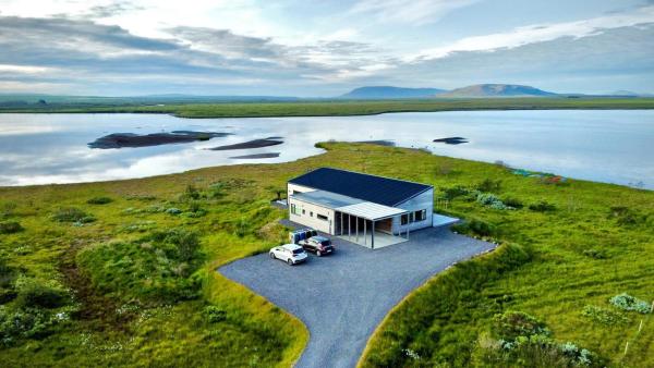 A la foto es mostra l'objecte Austurey - Lakefront Villa situat a la ciutat de Miðdalur.