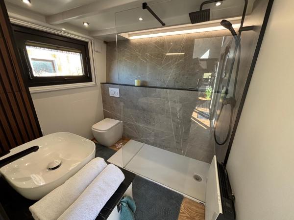 Foto 3: Tiny House mit Saunafass