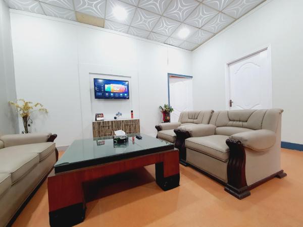 A la foto es mostra l'objecte Business Lodges Gujrat situat a la ciutat de Gujrāt.