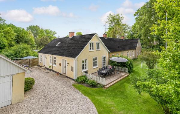 På billedet ses objektet 4 Bedroom Cozy Home In Kolind beliggende i byen Kolind.