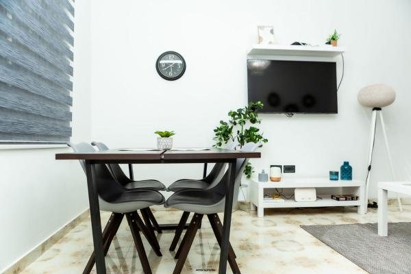 A la foto es mostra l'objecte Cozy Luxury - East Legon Apt - WiFi, Netflix & AC situat a la ciutat de Accra.