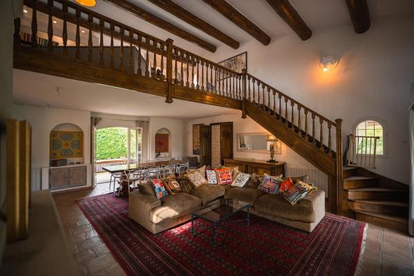 A la foto es mostra l'objecte Magnifique Villa Provençale situat a la ciutat de Rognes.