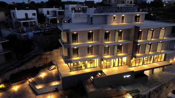 The photo shows the Trinasus Hotel located in the city of Gythio.