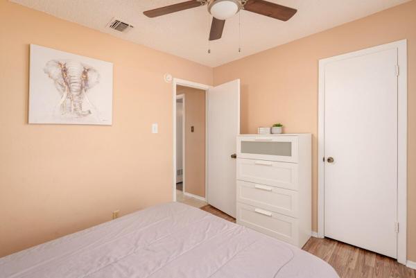 Backyard, Garage, Free parking, Near Medical Center photo 8