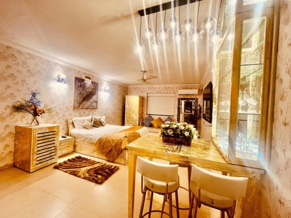 A la foto es mostra l'objecte 24 Karat NewlyLaunched Luxury Studio situat a la ciutat de Arpora.