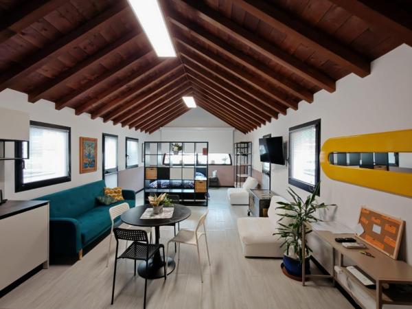 A la foto es mostra l'objecte Charming loft apartment 15m to Venice situat a la ciutat de Venècia.