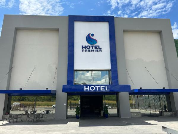 Op de foto is het object Hotel Premier te zien, gelegen in de stad Santa Luzia.