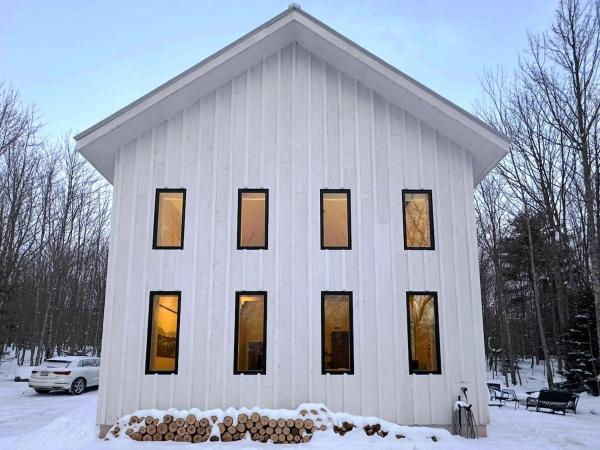 På billedet ses objektet Cozy Cabin with Fireplace, Games, Coffee on 5 Acres beliggende i byen Hunter.