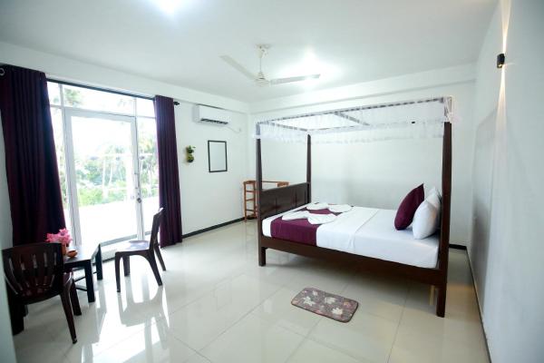 Na zdjęciu widoczny jest obiekt King Crown położony w mieście Dickwella.