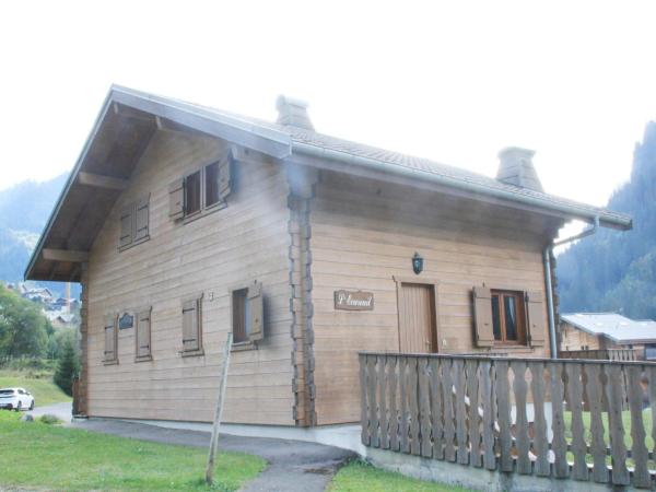 Na fotografii je vidět objekt Chalet in La Béchigne with Valley Views nacházející se ve městě Châtel.